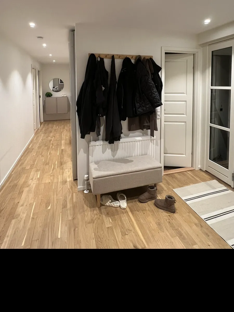 Samme gang færdigmalet i hvid med nyt trægulv og garderobe